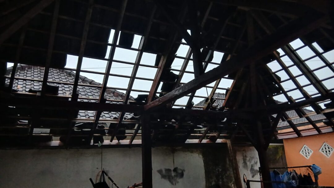 Angin Puting Beliung Terjang Desa Penyaringan Jembrana, 14 Rumah Warga Rusak