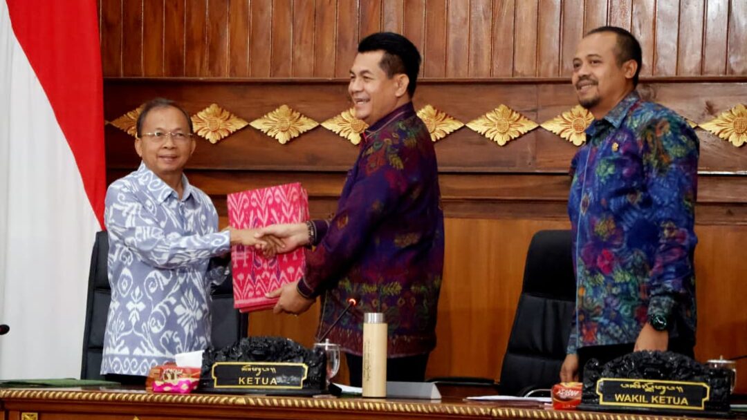 Gubernur Bali Dengarkan Pandangan Umum Fraksi-Fraksi DPRD Bali , Mayoritas Dukung Tambahan Penyertaan Modal ke BPD Bali