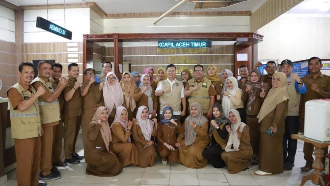 Negara Hadir di Aceh Timur: Dukcapil Jemput Bola, Warga Senang Dapat Dokumen dan Bingkisan