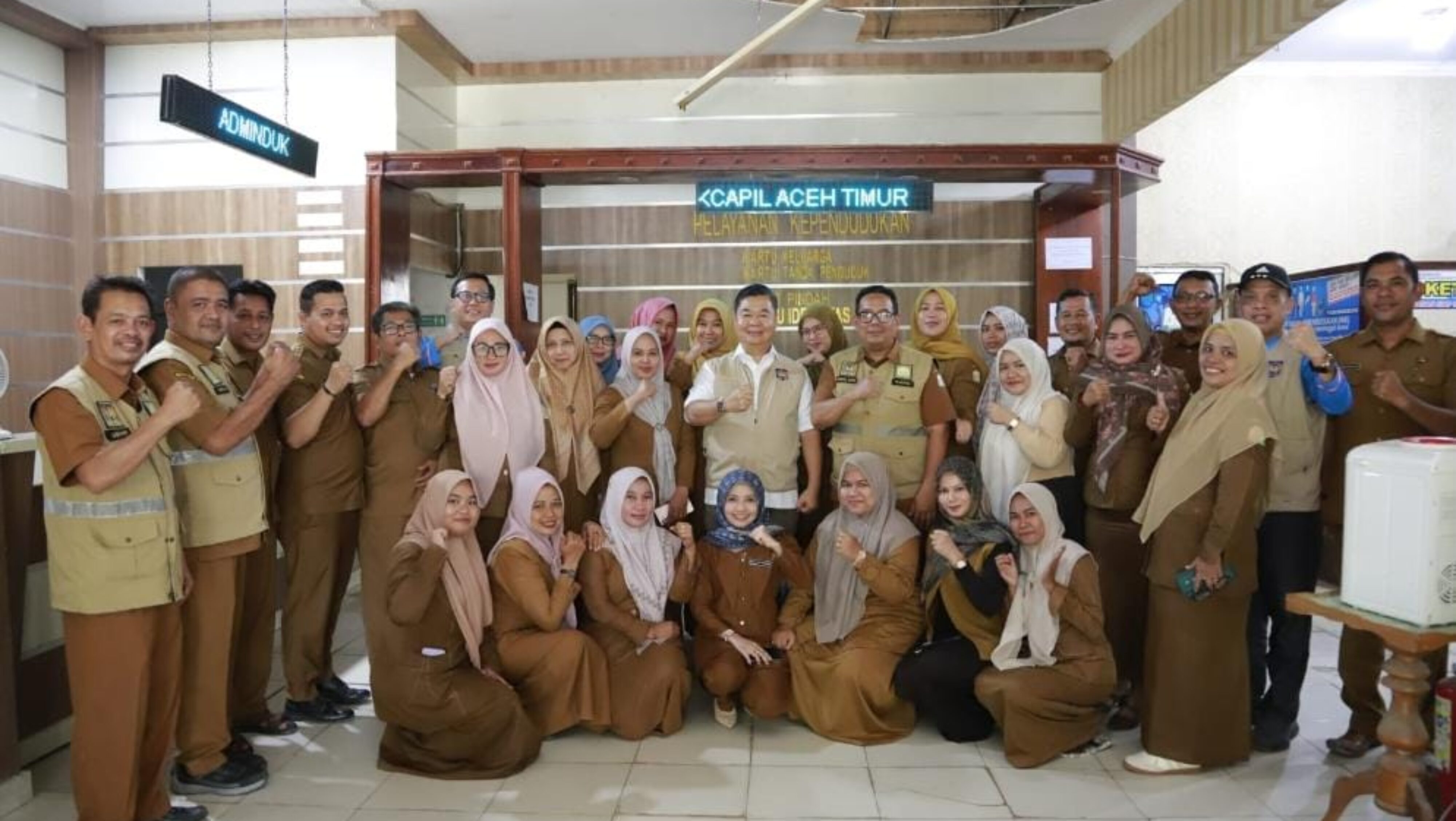 Negara Hadir di Aceh Timur: Dukcapil Jemput Bola, Warga Senang Dapat Dokumen dan Bingkisan