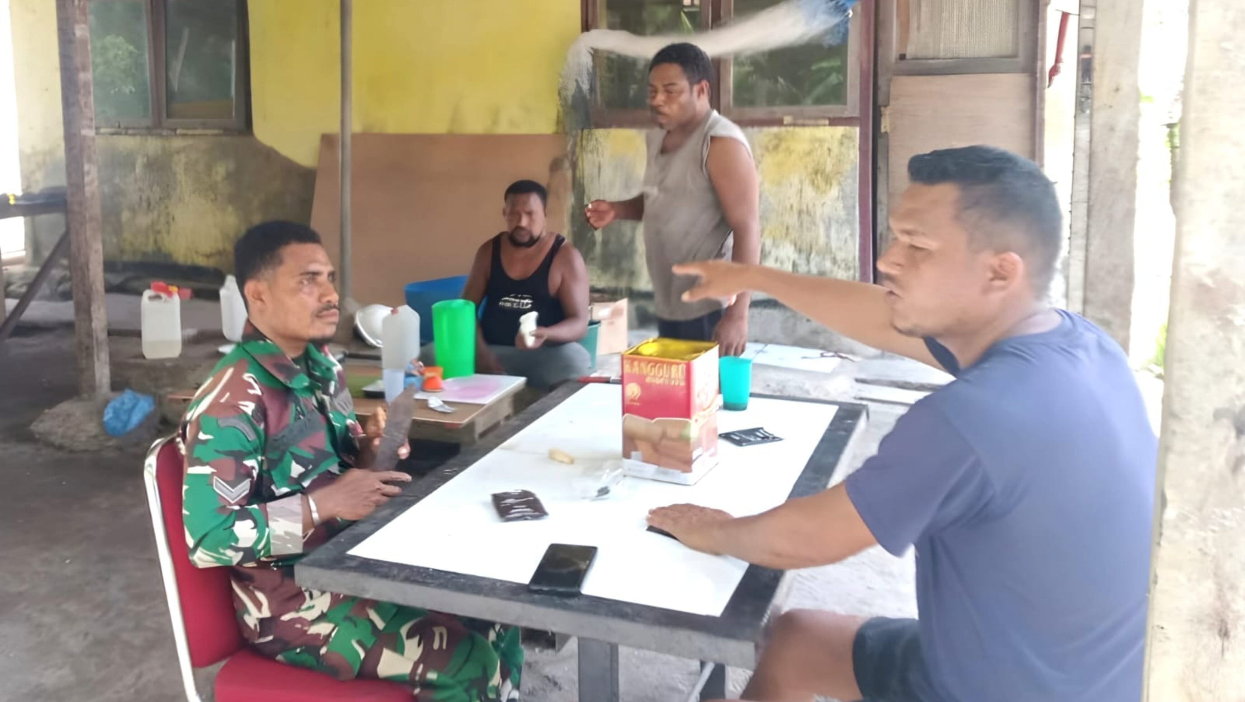 Perkuat Hubungan dengan Masyarakat, Babinsa Supiori Utara Laksanakan Komsos