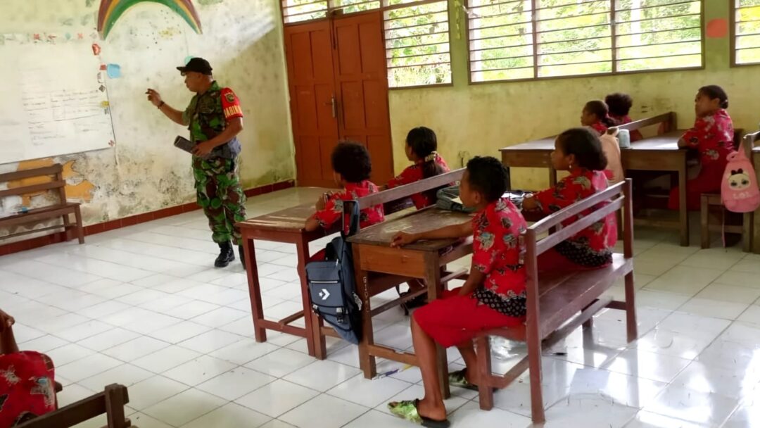 Tanamkan Persatuan dan Kebersamaan, Babinsa Numfor Gelar Wasbang di SDN Kansai