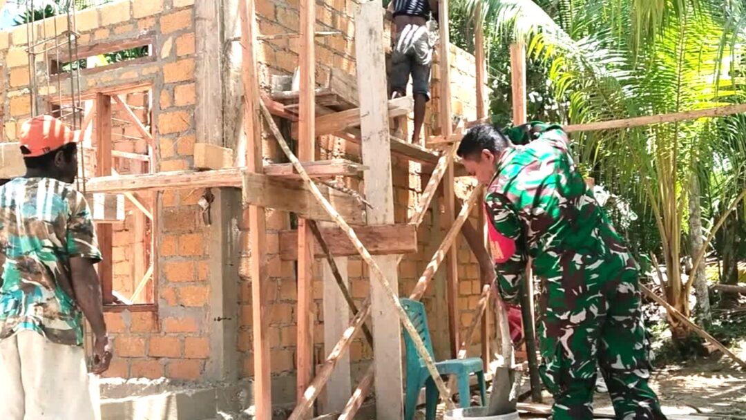 Wujud Kepedulian Babinsa Supiori Utara Bantu Warga Binaan Bangun Rumah