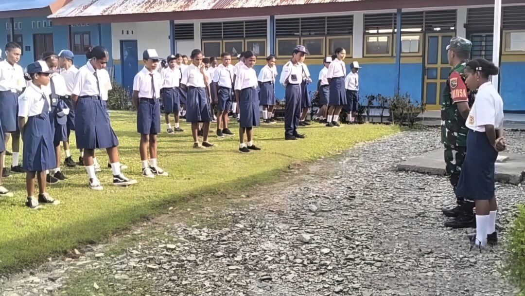 Babinsa Supiori Selatan Pimpin Apel Pagi, Tanamkan Disiplin dan Tanggung Jawab Pelajar