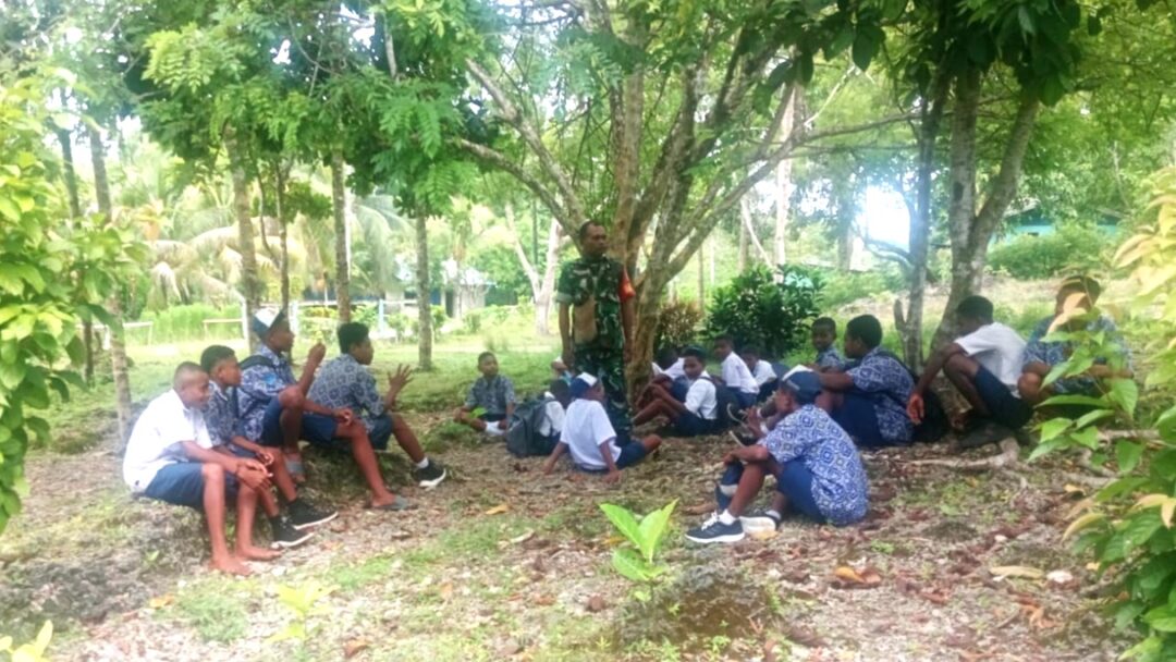 Babinsa Biak Barat Komsos dengan Siswa SMPN 3 Swaipak