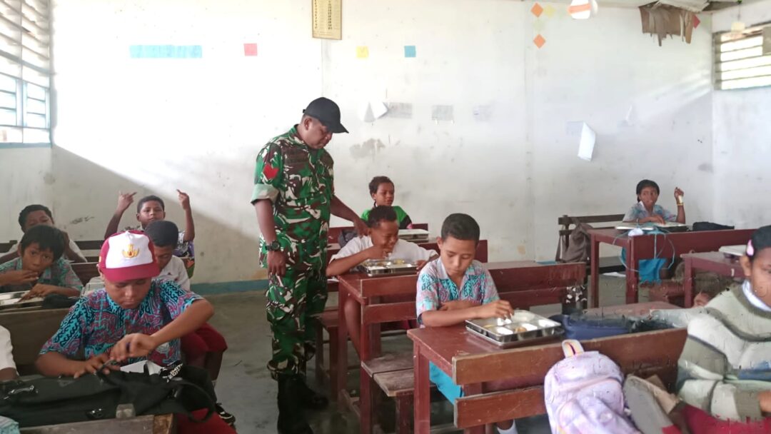 Dukung Gizi Anak Sekolah, Babinsa Posramil Biak Timur Dampingi Program MBG