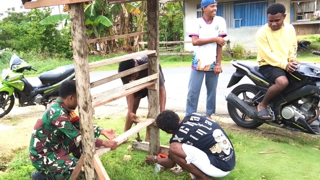 Dukung Usaha Kecil Warga, Babinsa Warsa Bantu Pembuatan Rak Jualan Bensin