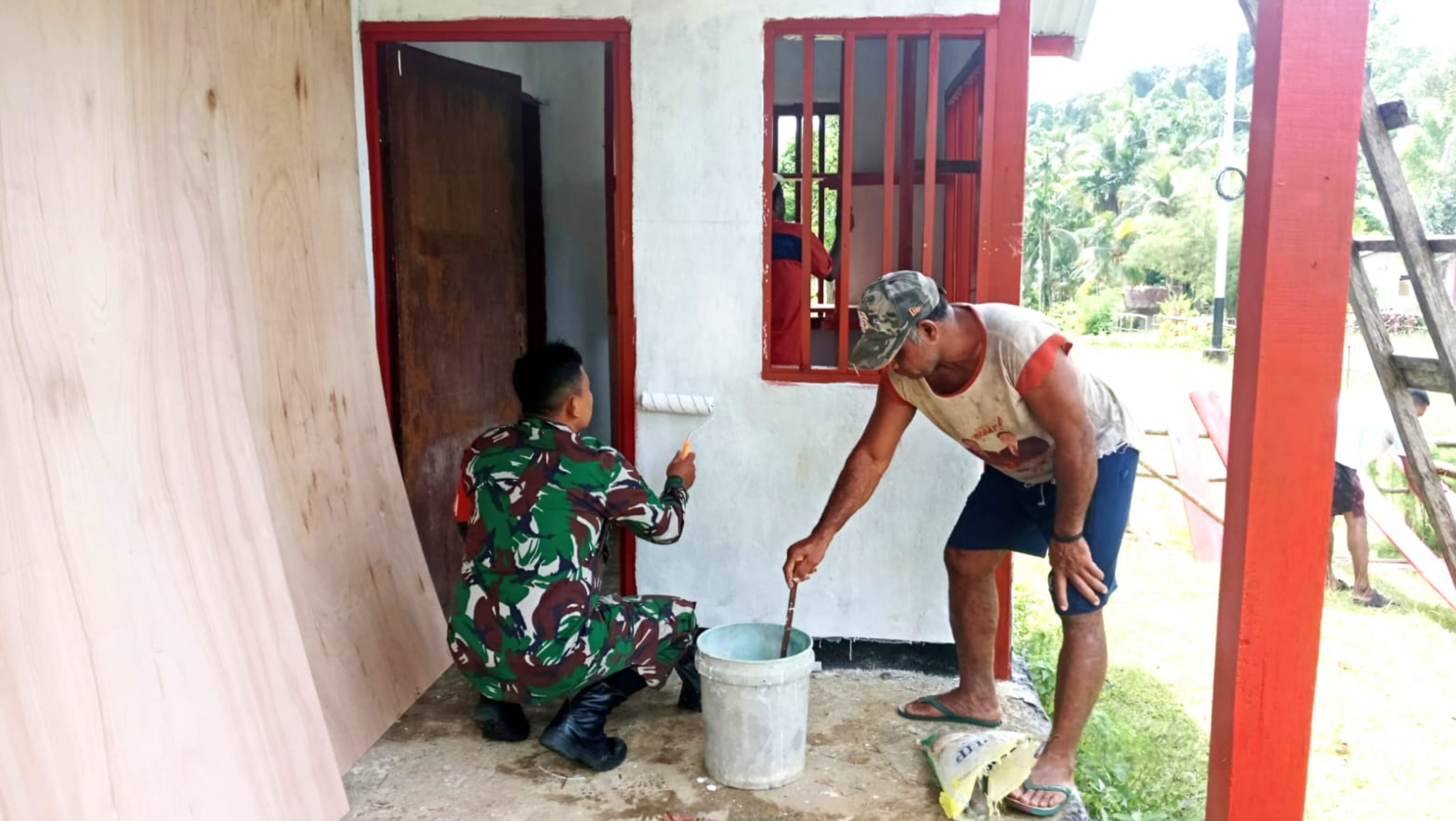 Semangat Gotong-Royong, Babinsa Bantu Warga Cat Kantor Kampung Asur