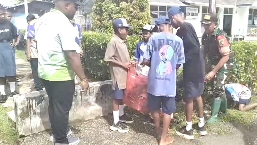 Tanamkan Peduli Lingkungan, Babinsa dan Siswa SMP YPK Korido Laksanakan Jumat Bersih