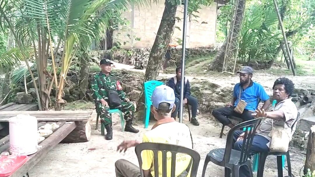 Babinsa Komsos Bersama Warga di Wilayah Binaan