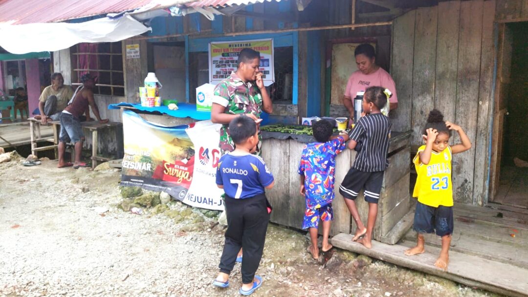 Dekat dengan Warga, Babinsa Supiori Selatan Komsos Bersama Penjual Pinang