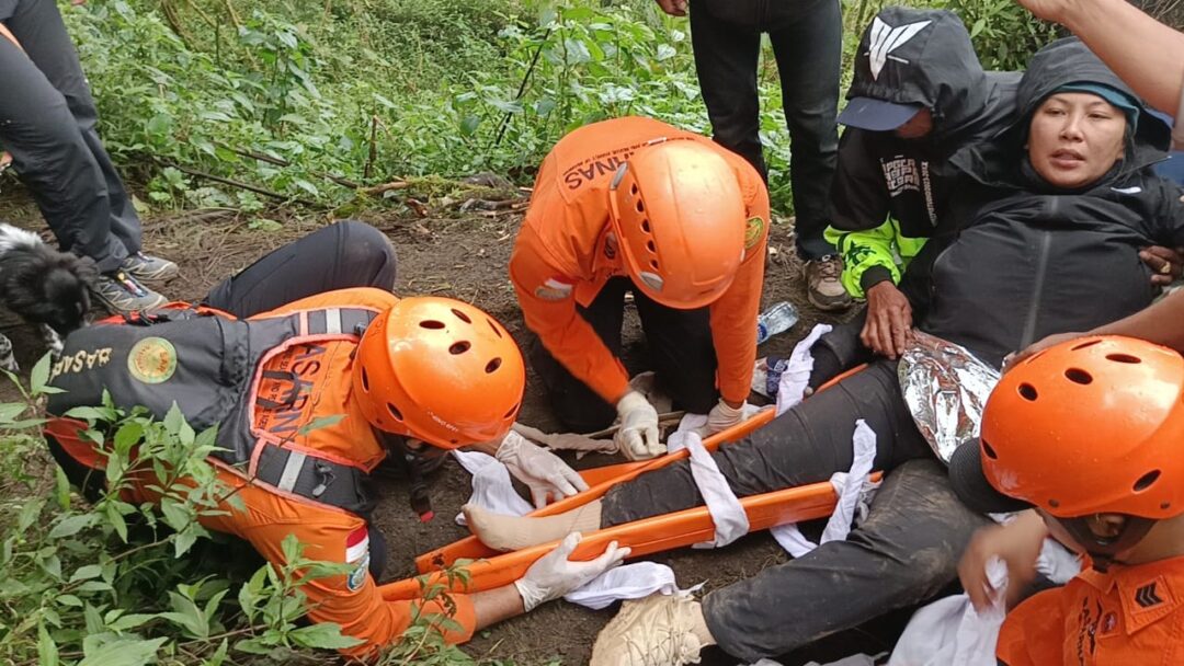 Terpeleset di Jalur Licin, Pendaki Gunung Abang Alami Patah Kaki dan Dievakuasi Tim SAR
