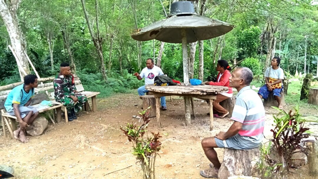 Babinsa Biak Utara Ajak Warga Bersama-Sama Jaga Kebersihan Lingkungan