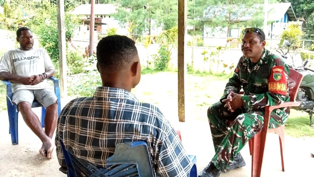 Babinsa Biak Barat Komsos Bersama Masyarakat Kampung Napdori