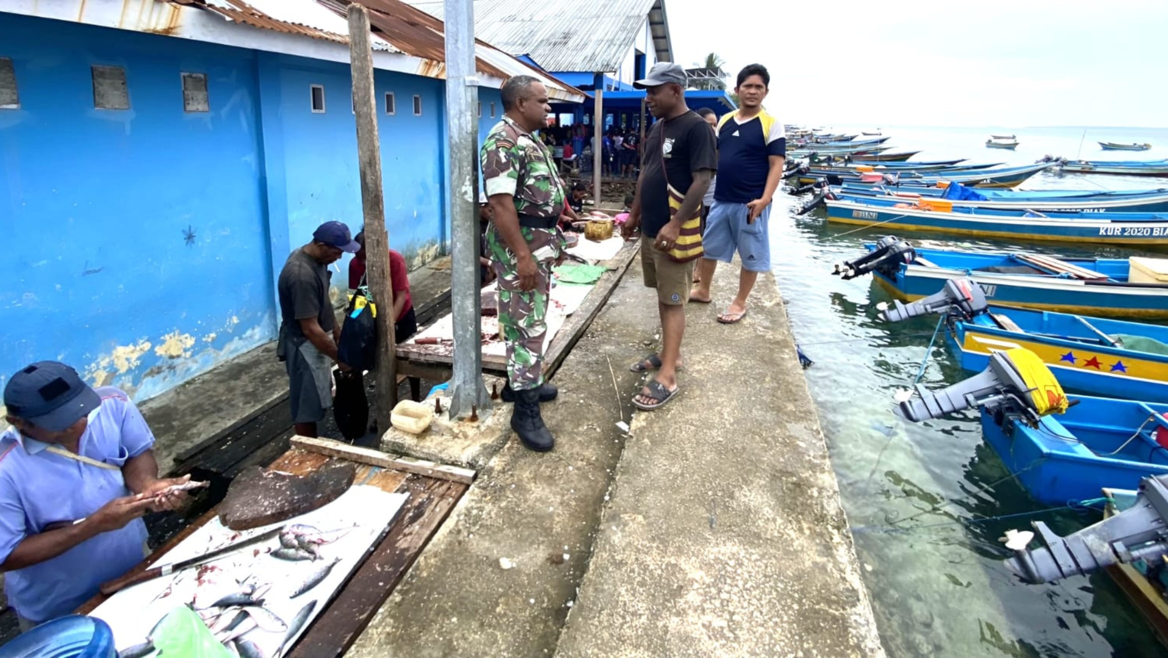 Babinsa Posramil Biak Timur Imbau Warga Tidak Buang Limbah Ikan Sembarangan