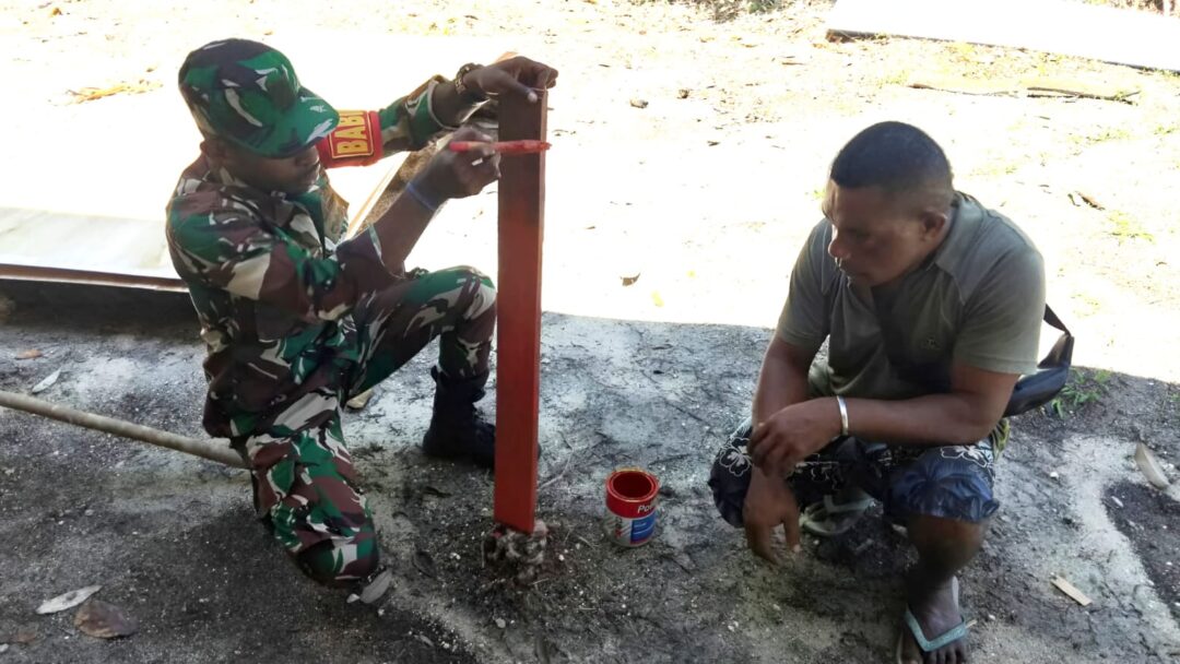 Wujud Kepedulian, Babinsa Bantu Renovasi Rumah Warga