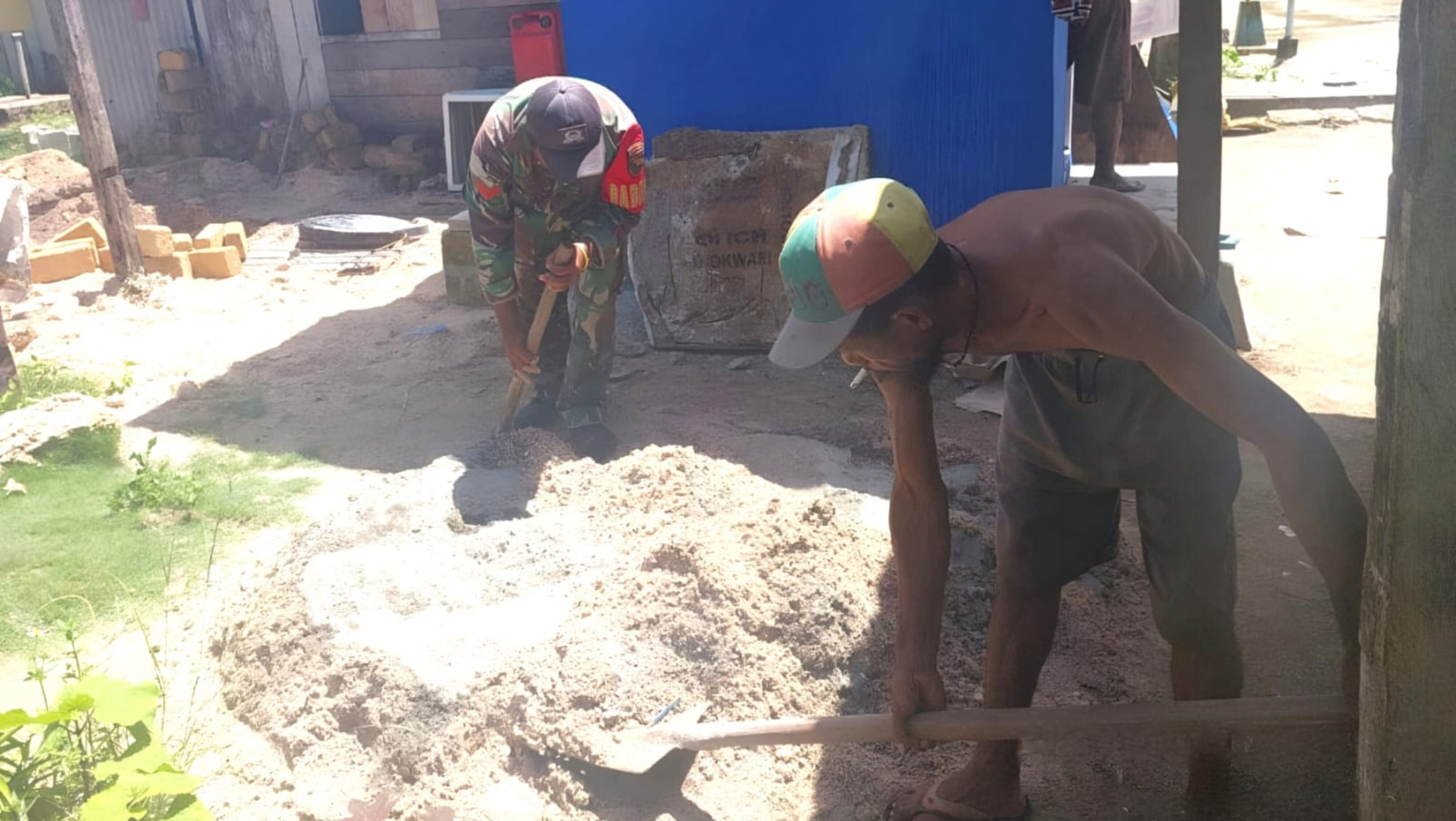 Peduli Kesehatan Lingkungan, Babinsa Supiori Utara Bantu Pengecoran Septic Tank Warga