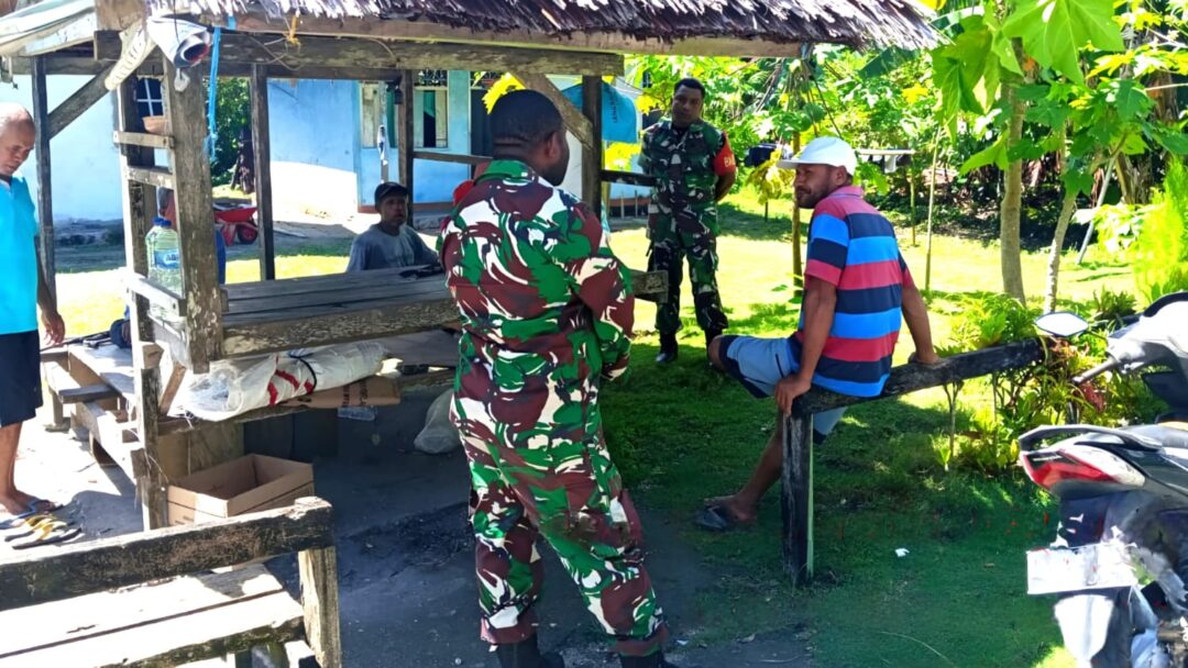 Pererat Silaturahmi, Babinsa Warsa Gelar Komsos Bersama Tokoh Adat Kampung Amoi