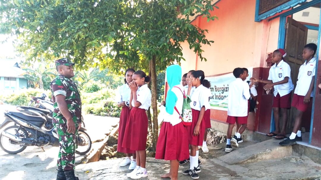 Babinsa Biak Kota Berikan Motivasi dan Wasbang kepada Murid SD Sup Biaki Fyadi