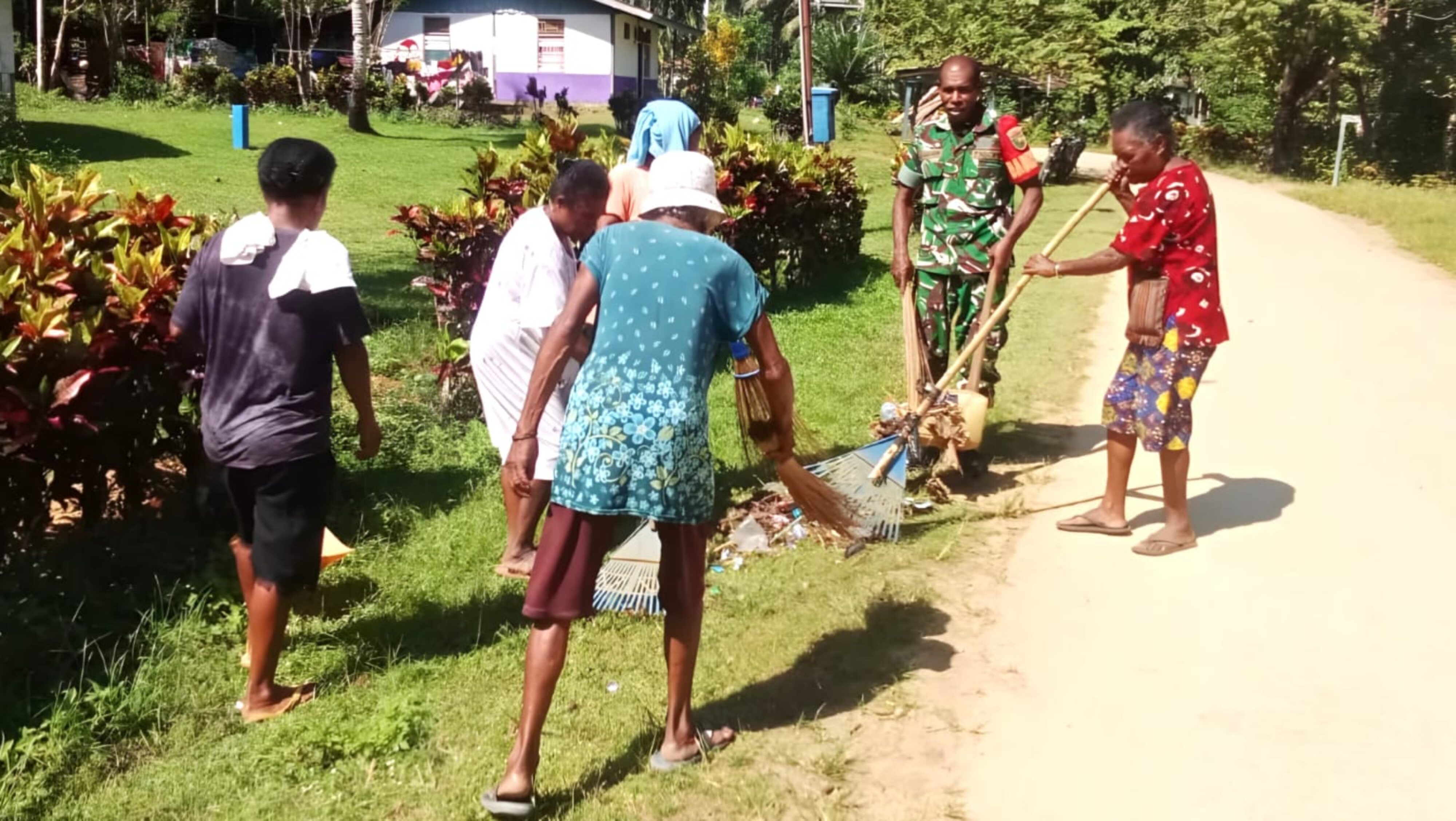 Peduli Lingkungan, Babinsa Bersama Mama-Mama Kampung Warbon Bersihkan Sampah