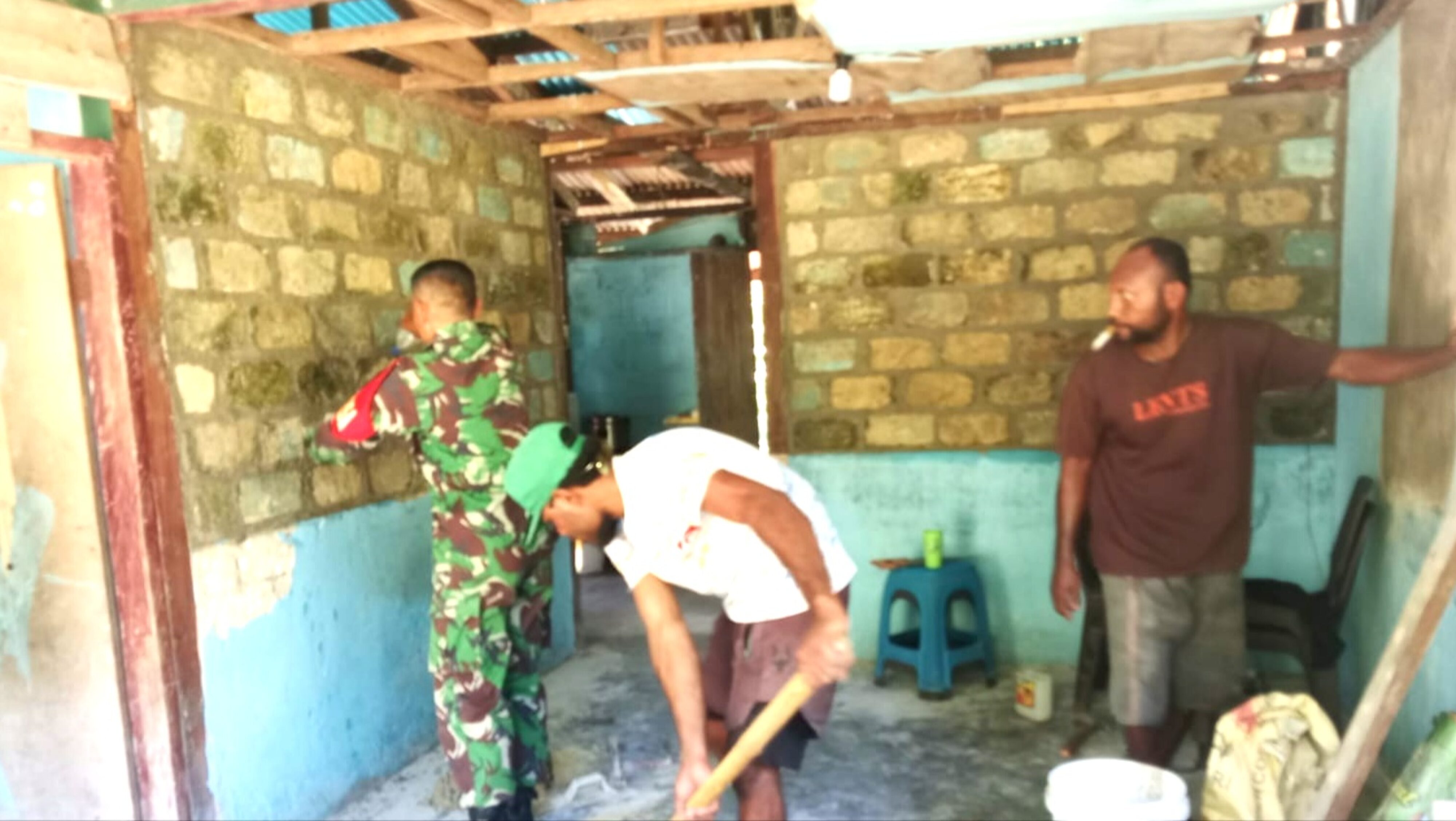 Wujud Kepedulian, Babinsa Warsa Bantu Plester Rumah Warga