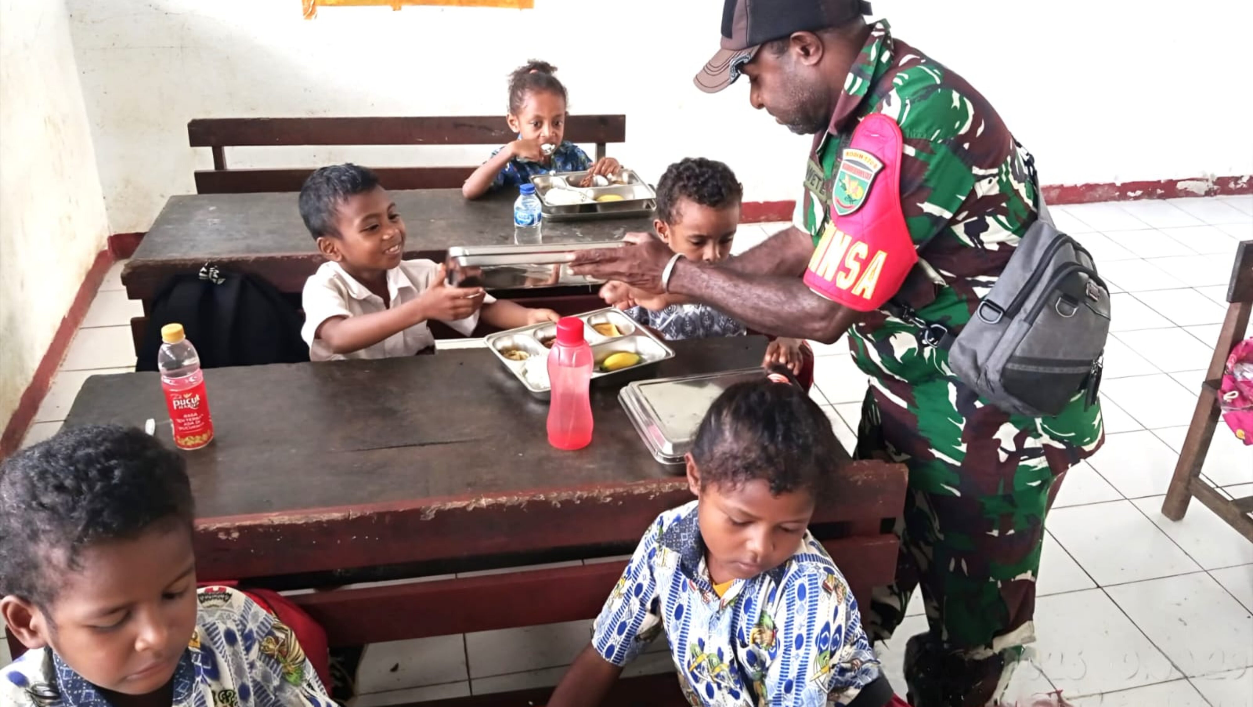 Dukung Gizi Pelajar, Babinsa Biak Timur Dampingi Distribusi MBG