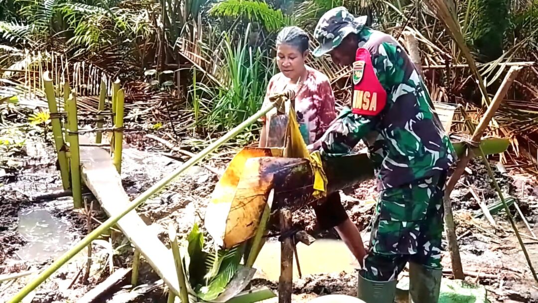 Jaga Pangan Lokal, Babinsa Supiori Selatan Dampingi Warga Olah Sagu