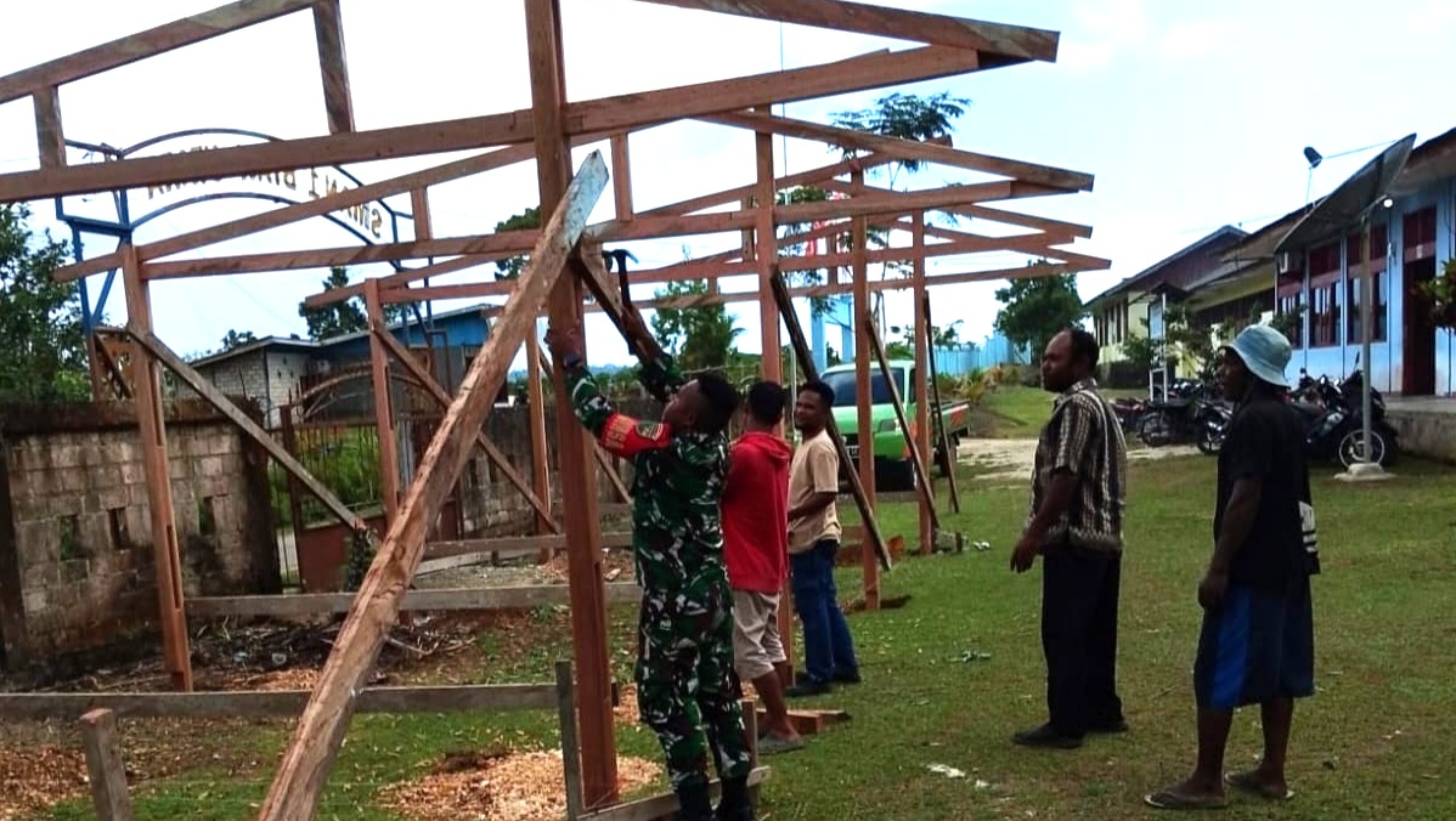Babinsa Biak Utara Karya Bakti Bangun Garasi untuk Parkiran