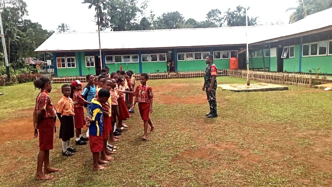 Babinsa Biak Barat Berikan Wasbang kepada Murid SD Inpres Yomdori