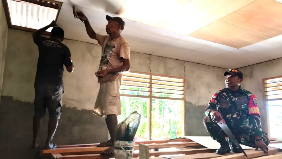 Ringankan Beban Warga, Babinsa Numfor Bantu Pasang Plafon Rumah di Kampung Andey