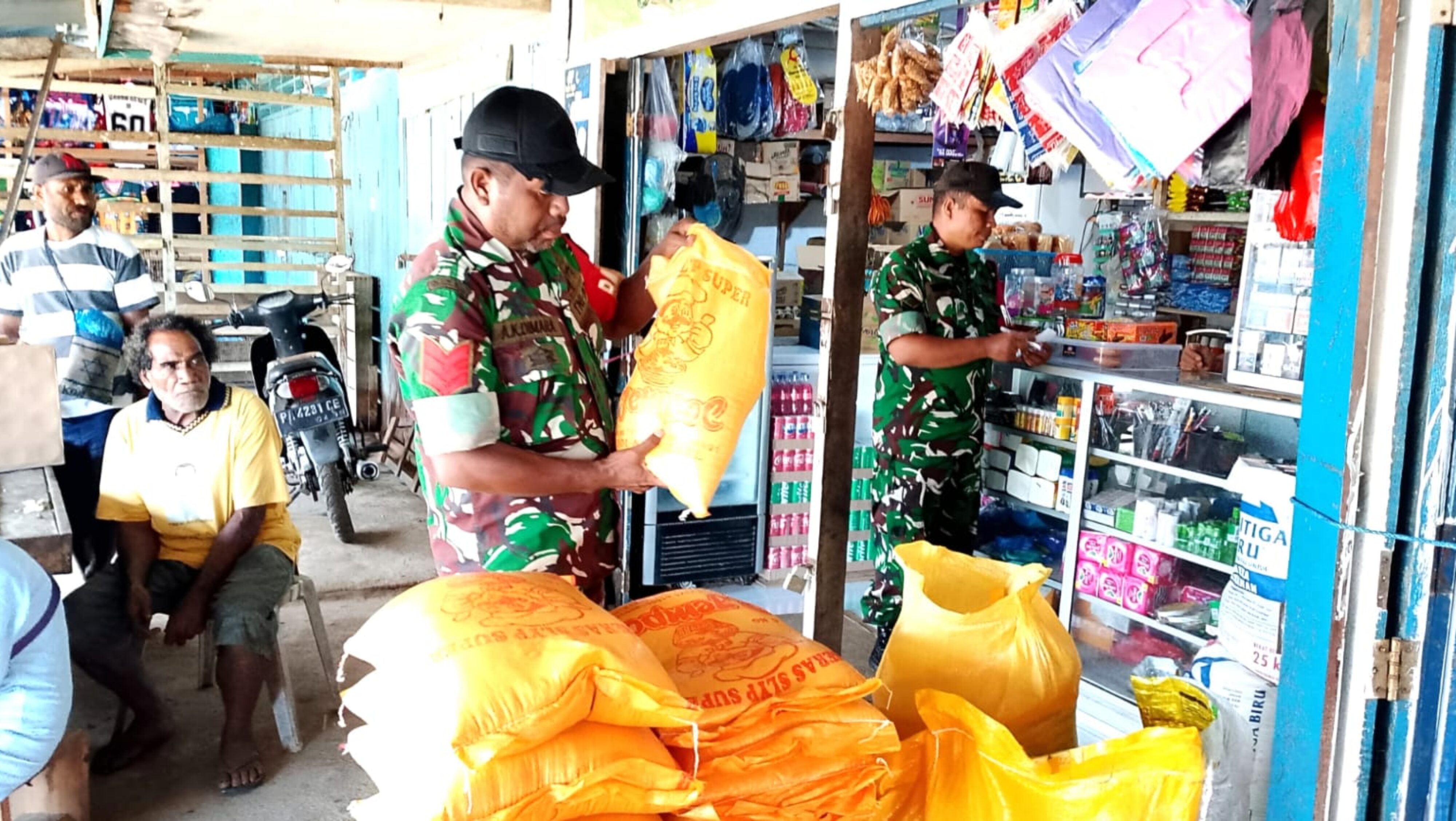 Jaga Stabilitas Harga, Babinsa Monitoring Sembako di Pasar Bosnik