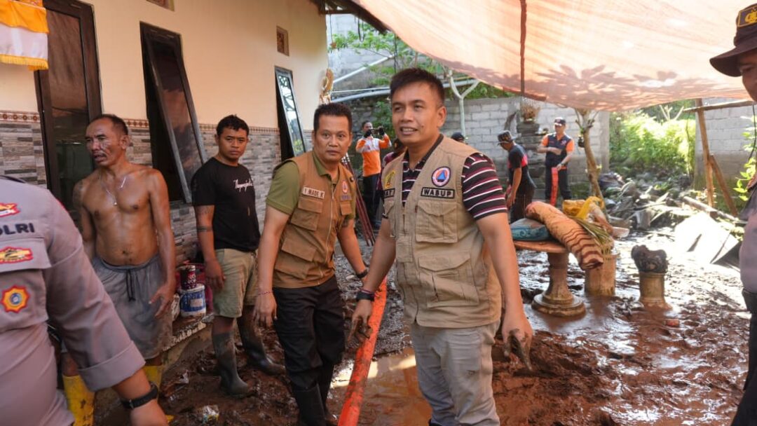 Kompak, Bupati Dan Wabup Jembrana Terjun Langsung Pimpin Gotong Royong Pasca Banjir Di Pekutatan