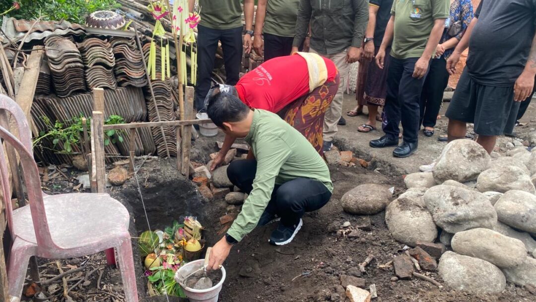 Akselerasi Pengentasan Kemiskinan, Bupati Kembang Hartawan Letakkan Batu Pertama Bedah Rumah Di Dauhwaru