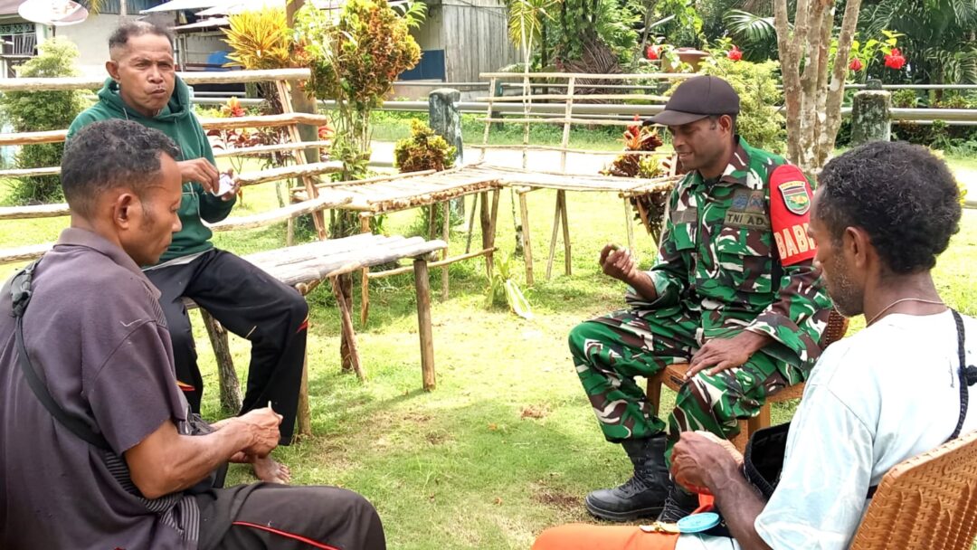 Bangun Kebersamaan, Babinsa Numfor Ajak Warga Hidup Rukun dan Waspada Isu Provokatif