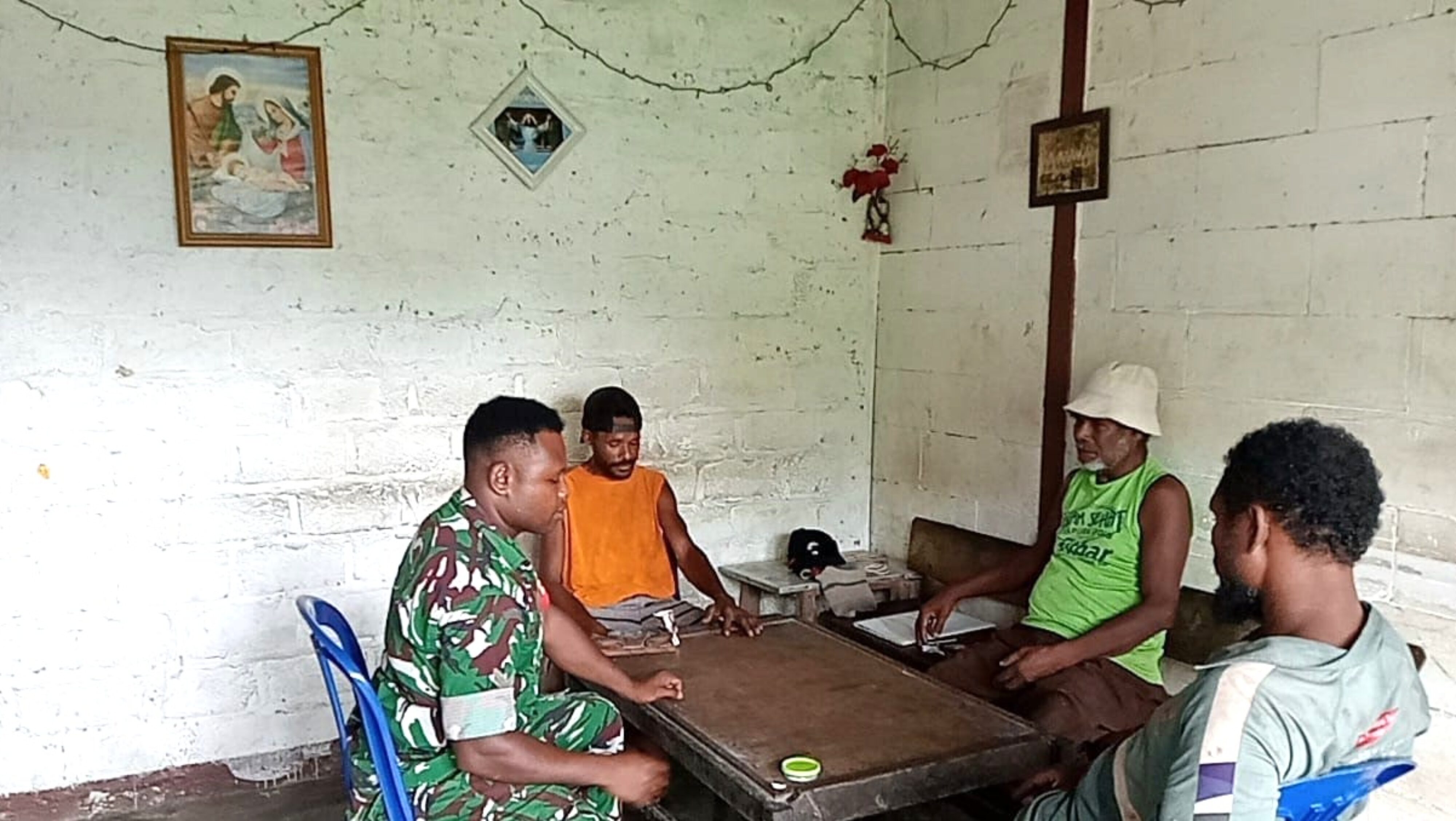 Babinsa Biak Utara Jalin Kedekatan dengan Masyarakat Kampung Mambesak