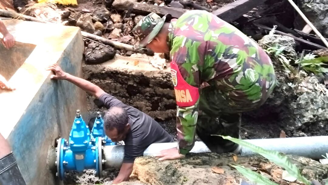 Peduli Kebutuhan Warga, Babinsa Supiori Bantu Bersihkan Bak Penampungan Air