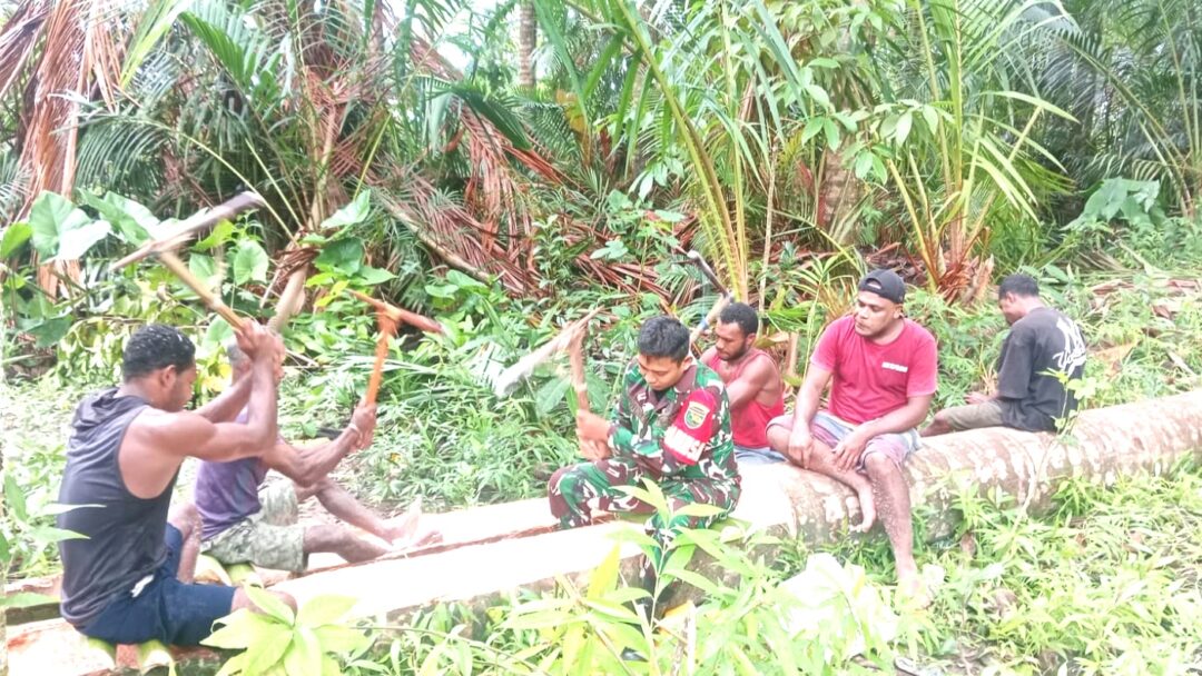 Perkuat Kebersamaan, Babinsa Warsa Bantu Pengolahan Sagu