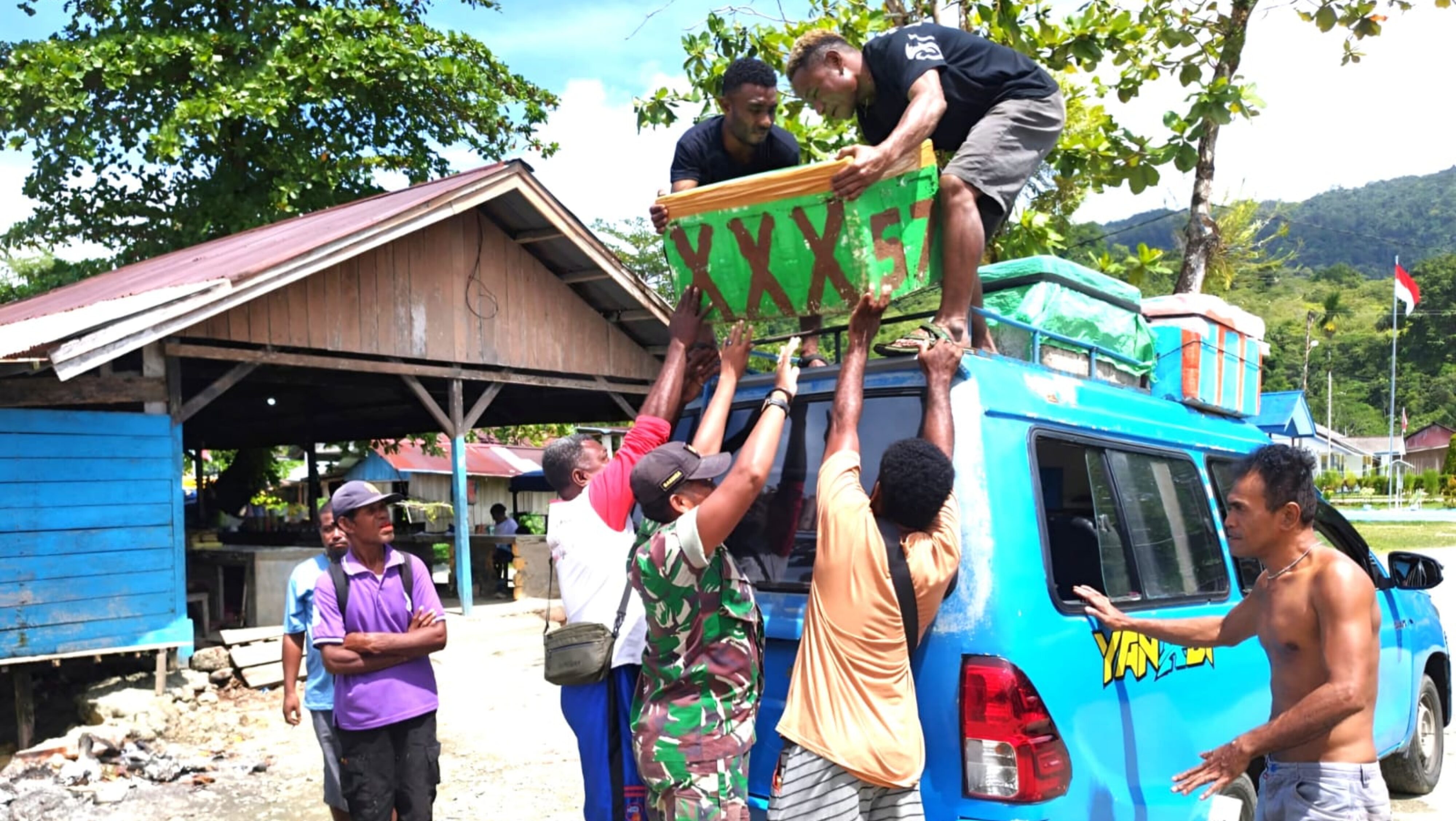 Tunjukkan Kepedulian, Babinsa Bantu Pedagang Turunkan Cool Box Ikan
