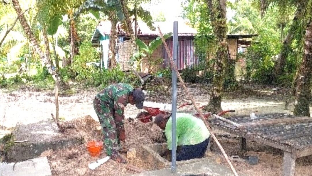 Babinsa Supiori Utara Bantu Warga Bangun Septic Tank MCK