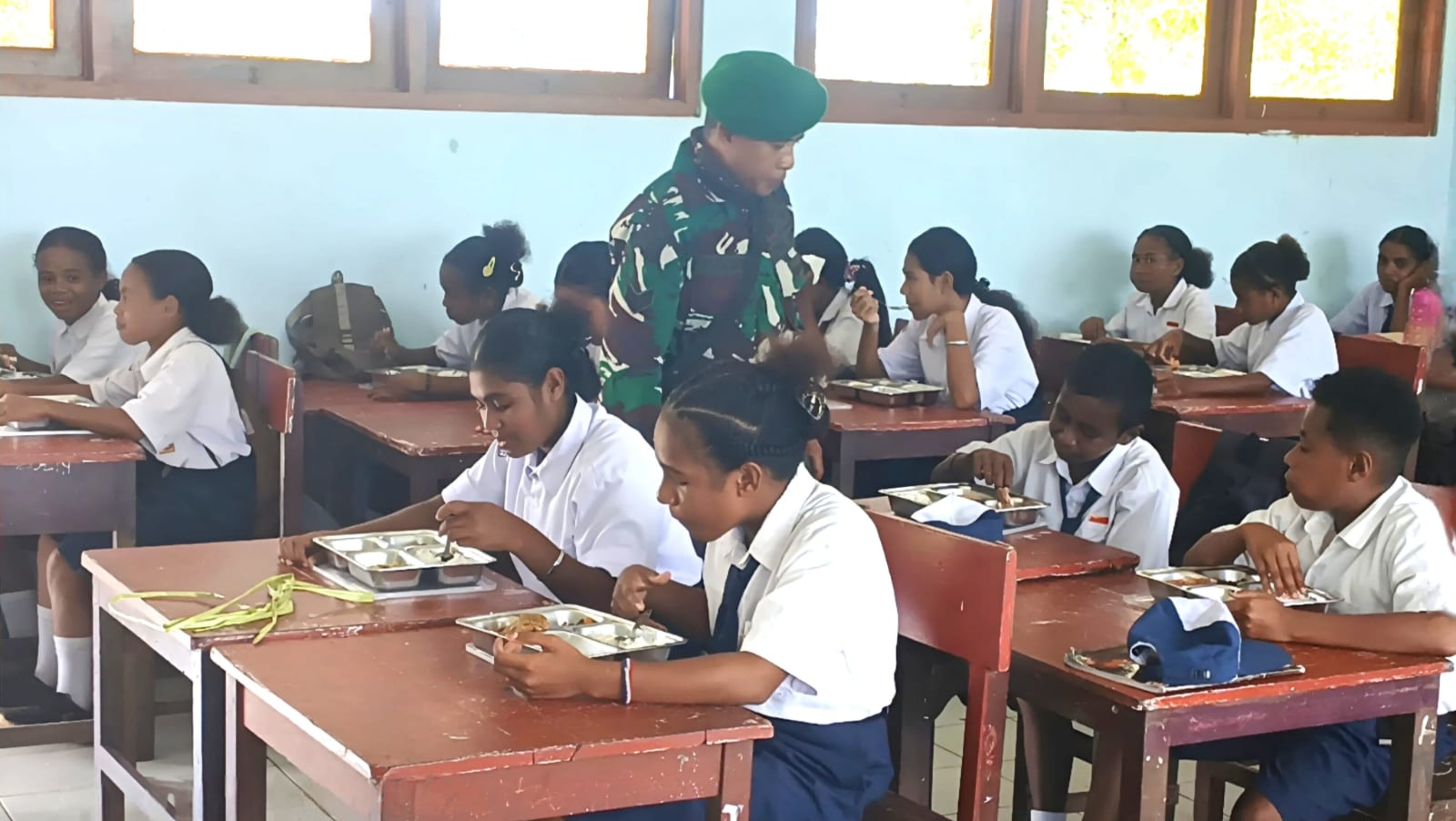 Babinsa Biak Timur Dampingi MBG, 765 Porsi Makanan Bergizi Dibagikan untuk Siswa