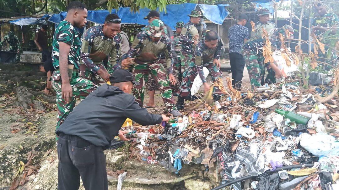 Aksi Peduli Lingkungan, Kodim 1708/BN dan Masyarakat Bersihkan Pesisir Pantai