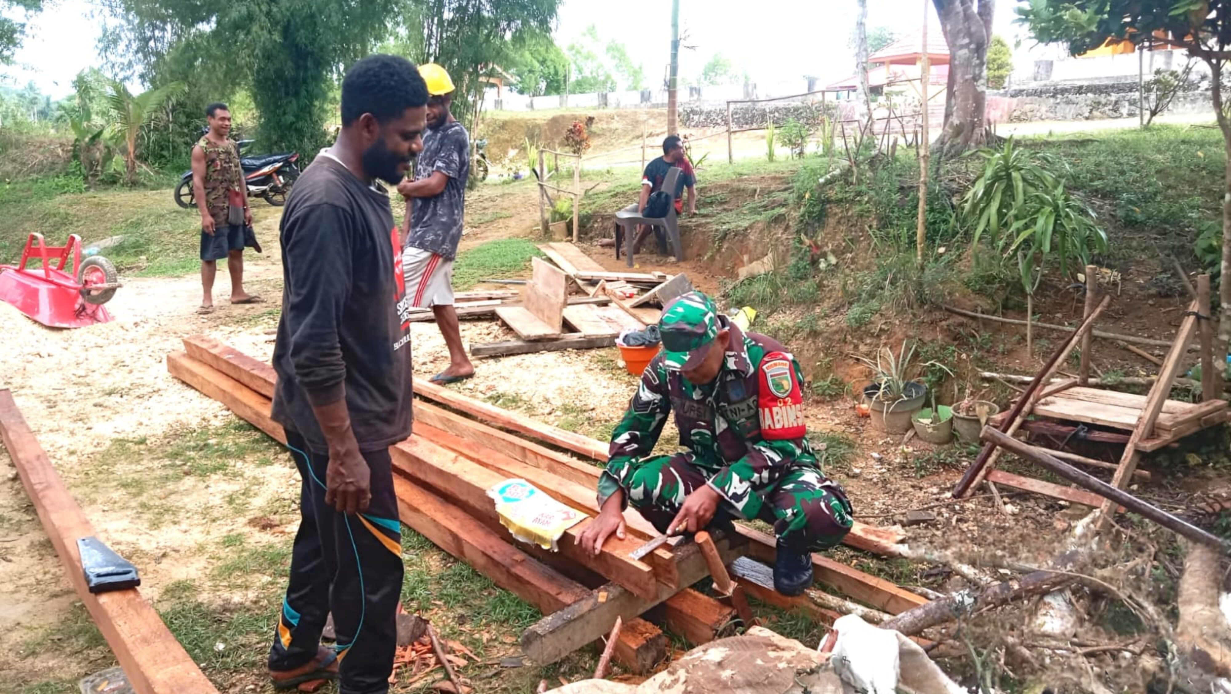 Gotong-Royong, Babinsa Biak Utara Bantu Warga Bangun Teras Rumah