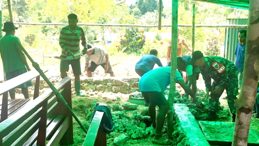 Semangat Kebersamaan, Babinsa Numfor Bantu Warga Bangun Pondasi Gedung Serbaguna
