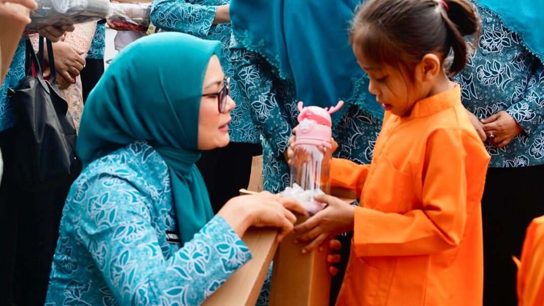 TP PKK Pusat Salurkan Paket Bantuan Peralatan Ibadah di Malalak, Kabupaten Agam