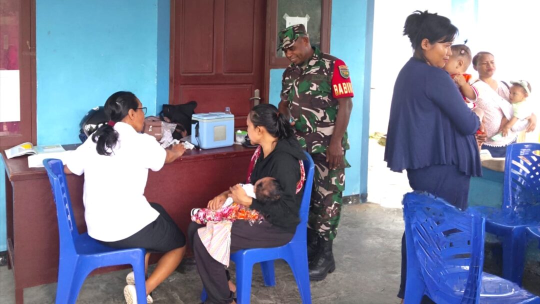 Perkuat Layanan Kesehatan Ibu dan Balita, Babinsa Biak Dampingi Posyandu