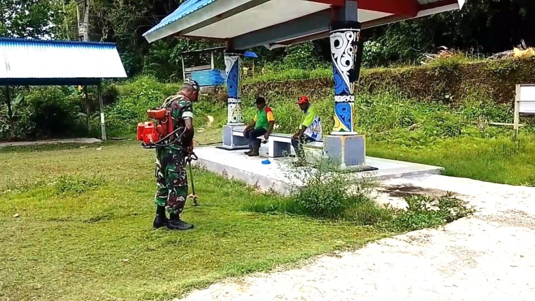 Jelang Ujian Praktek, Babinsa dan Orang Tua Murid Bersihkan Lingkungan SMAN 1 Korido