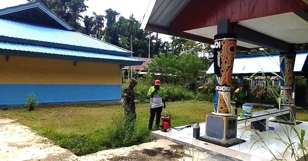 Serka Falentinus Warfandu  bantu membersihkan lingkungan SMAN 1 Korido. (Foto: Penerangan Kodim 1708/BN)