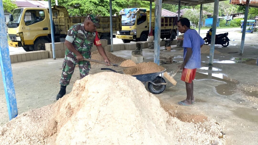 Tumbuhkan Semangat Usaha, Babinsa Biak Timur Bantu Warga Cetak Batu Tela