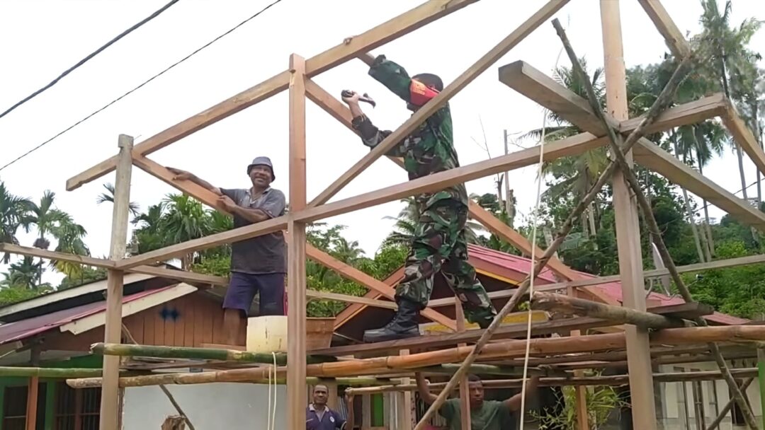 Kemanunggalan TNI-Rakyat, Babinsa Warsa Bantu Warga Bangun Pondok Jualan