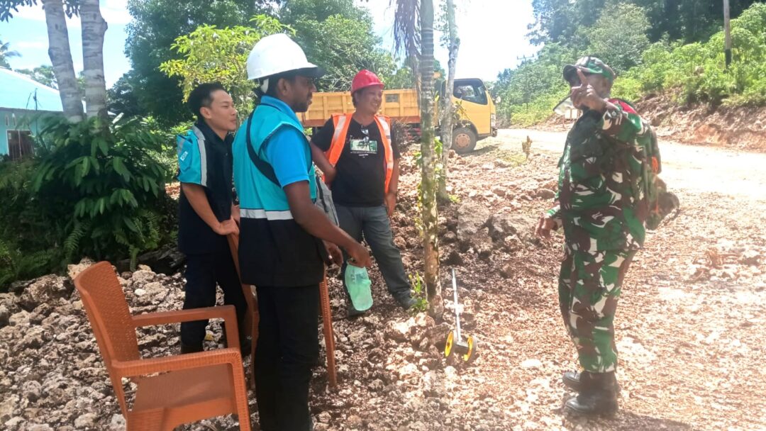 Dorong Akses Antar Kampung Makin Lancar, Babinsa Pantau Proyek Jalan di Numfor